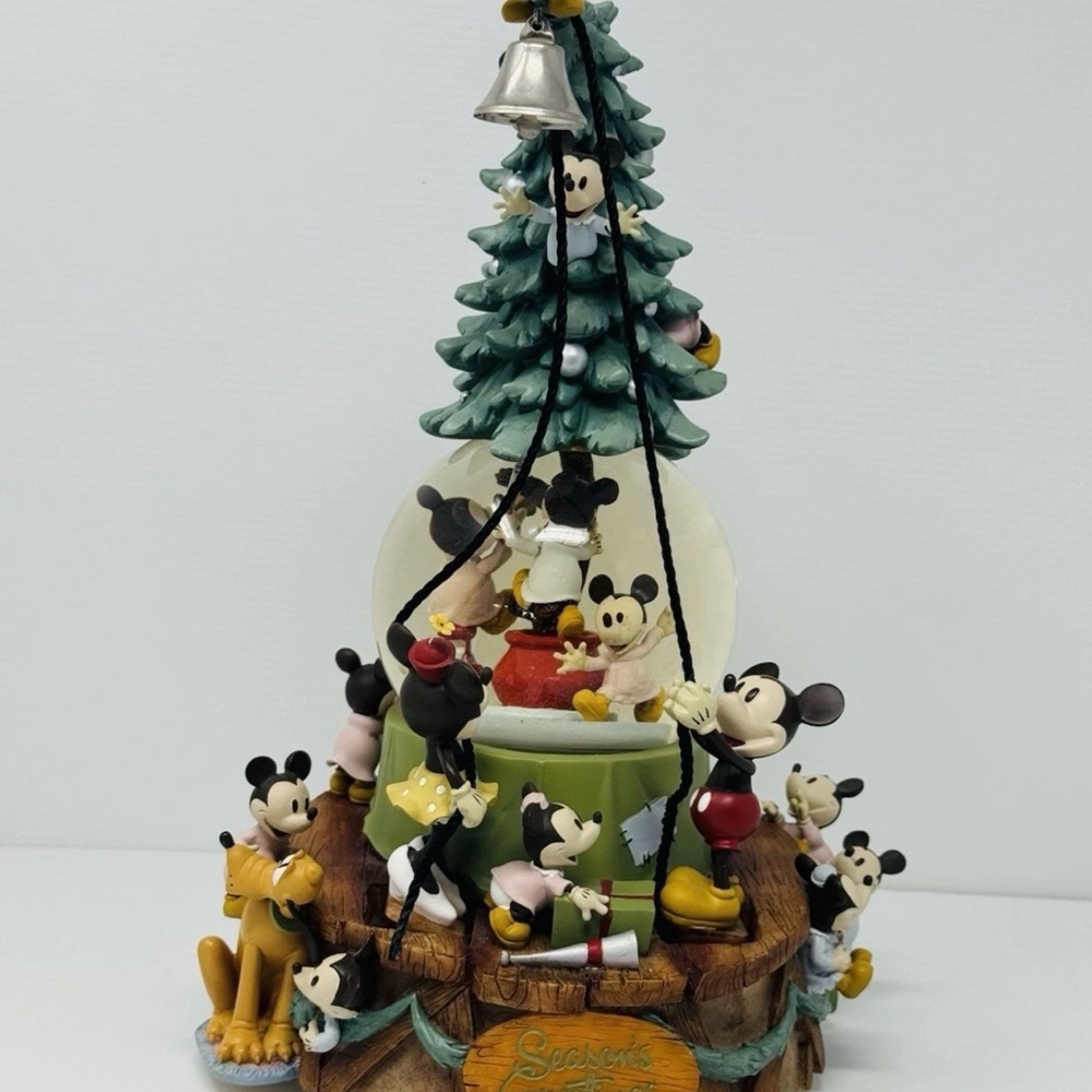 DISNEY SNOWGLOBE CHRISTMAS TREE JINGLE BELL'S MICKEY MOUSE MINNIE SANKYO 29126